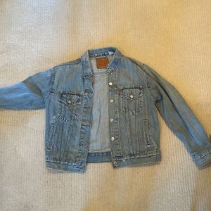 Selling Levi's jean jacket size medium in perfect condition!